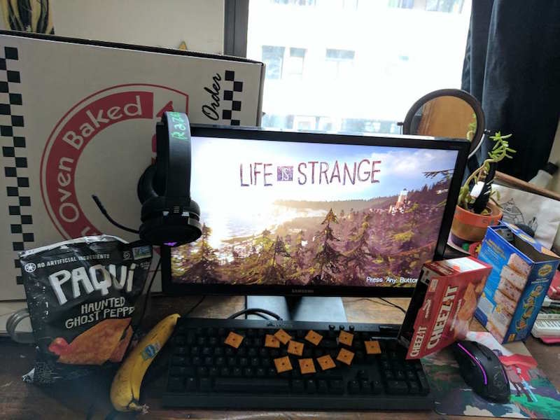 Illustration for article titled Snacking Near Your Keyboard: A Guide To What (Not) To Do